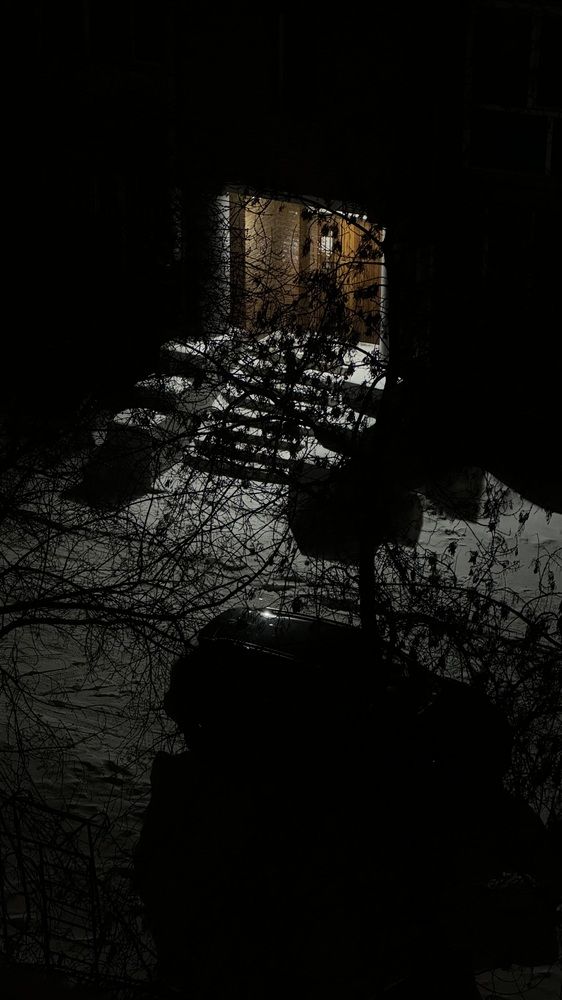 Ночь, подъезд, фонарь