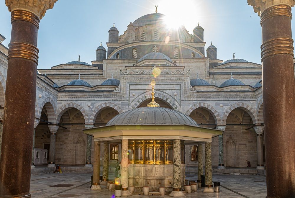 Стамбул. Утро. Вид на внутренний двор мечети Баезид