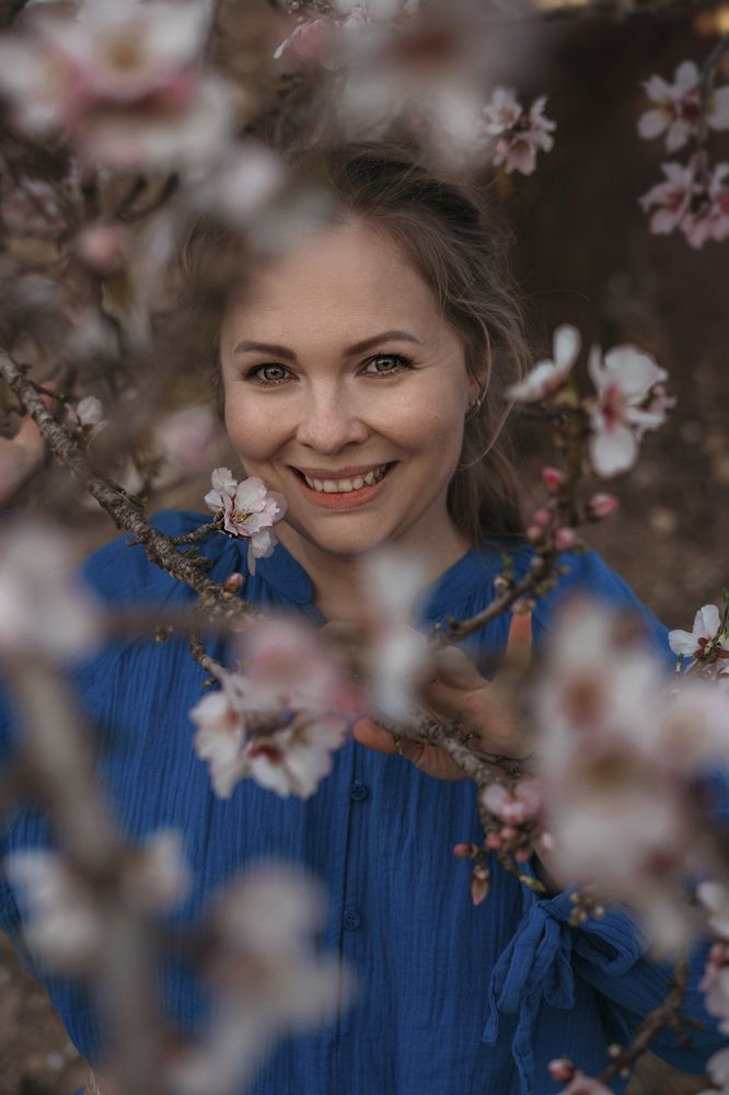 в цветущем миндале