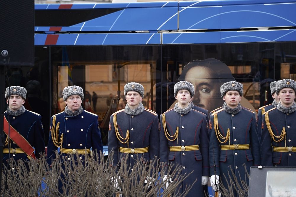 Император подмигнул