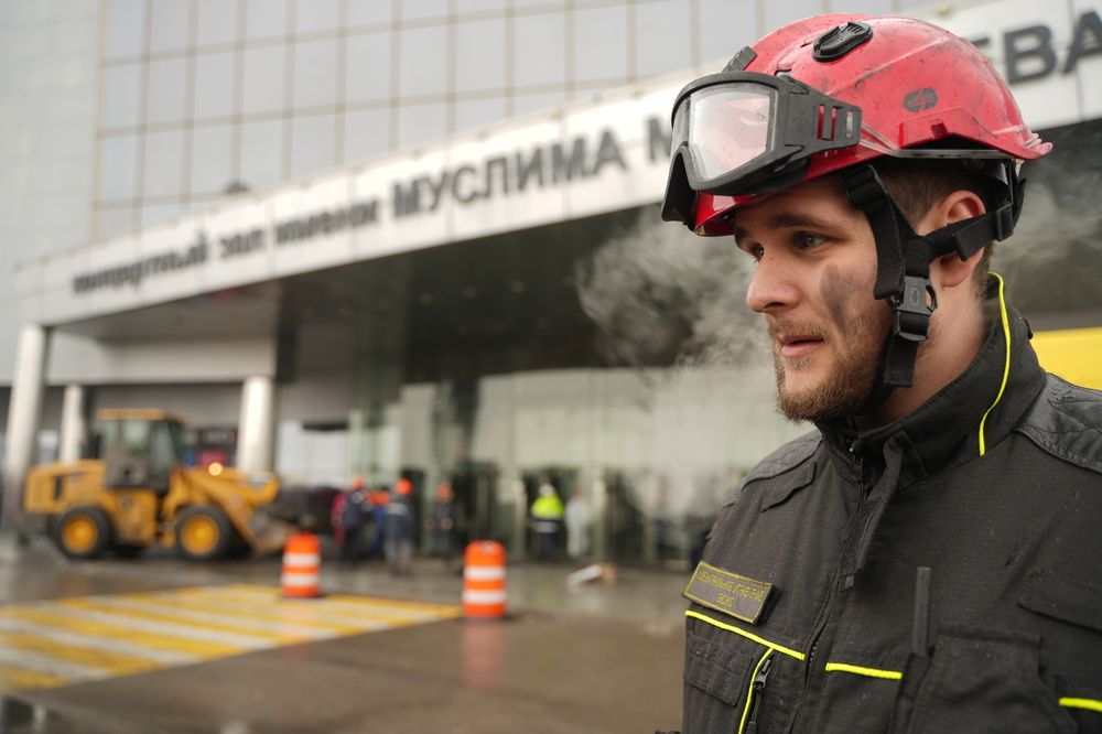 Добровольцы-спасатели ВСКС работают со спасателями в «Крокусе»