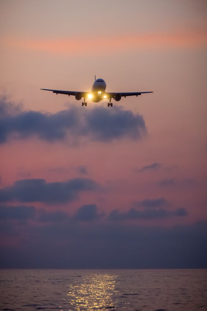 Приземление в закатном небе