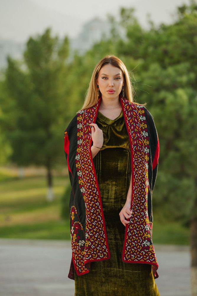 Девушка в национальном образе