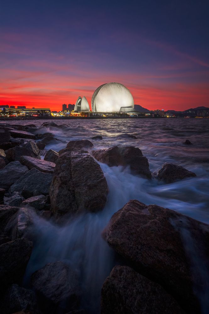 霞涌日月—Surge of Sunset, Embrace of Sun and Moon