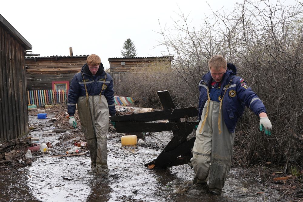 Добровольцы-спасатели ВСКС помогают ликвидировать последствия ЧС жителям Курганской области