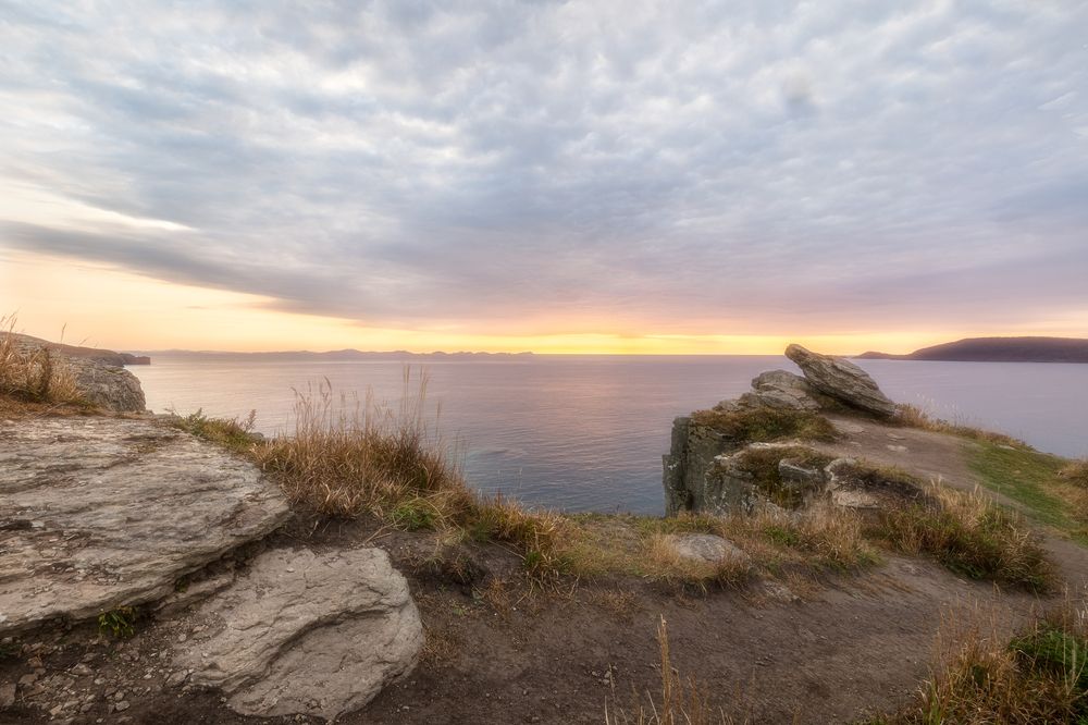 Рассветный час на скалистом берегу
