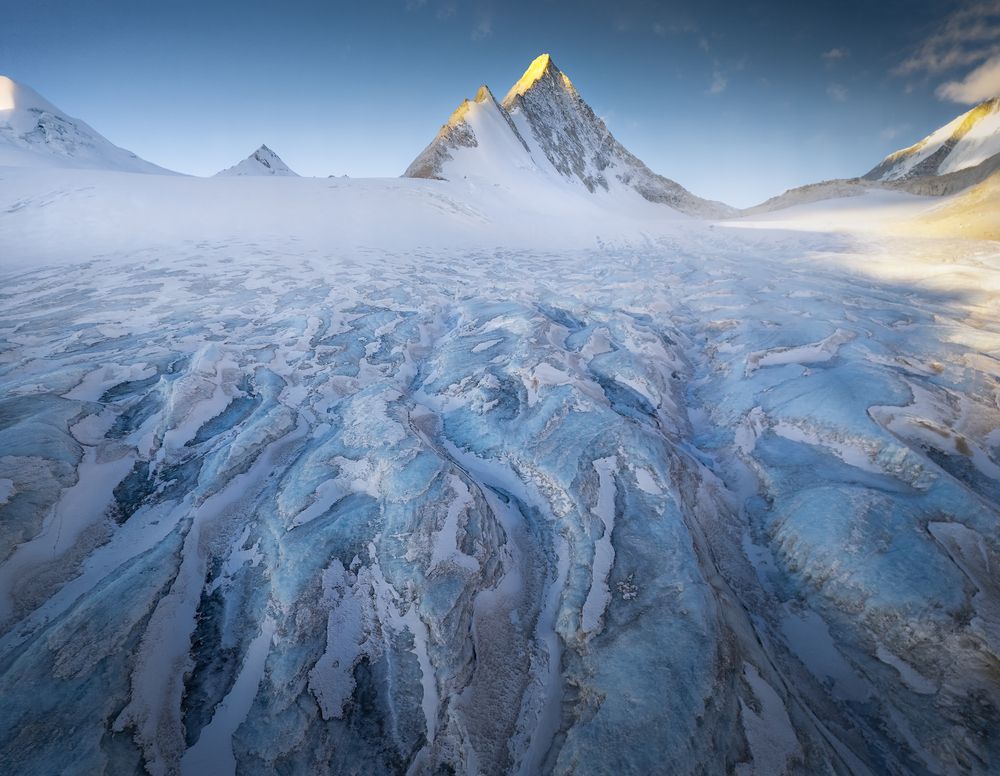Frozen giants creep,the land swells with peaks