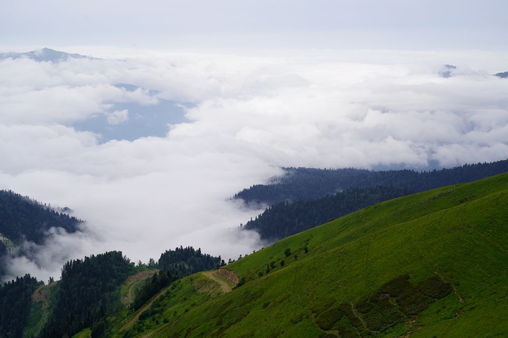 С высоких гор спускается туман