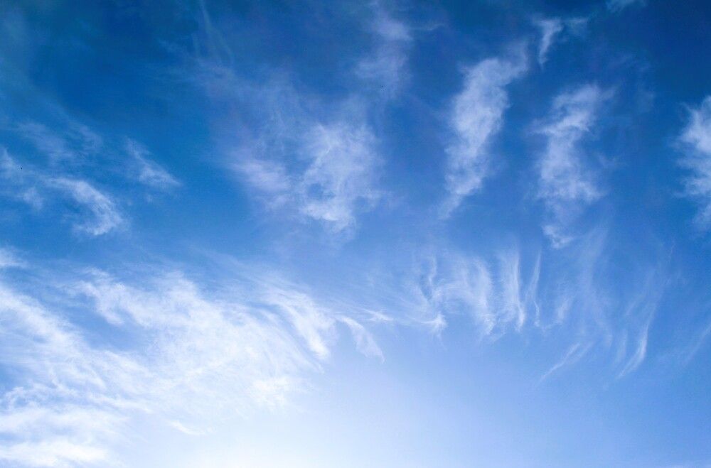 Белые светящие облака