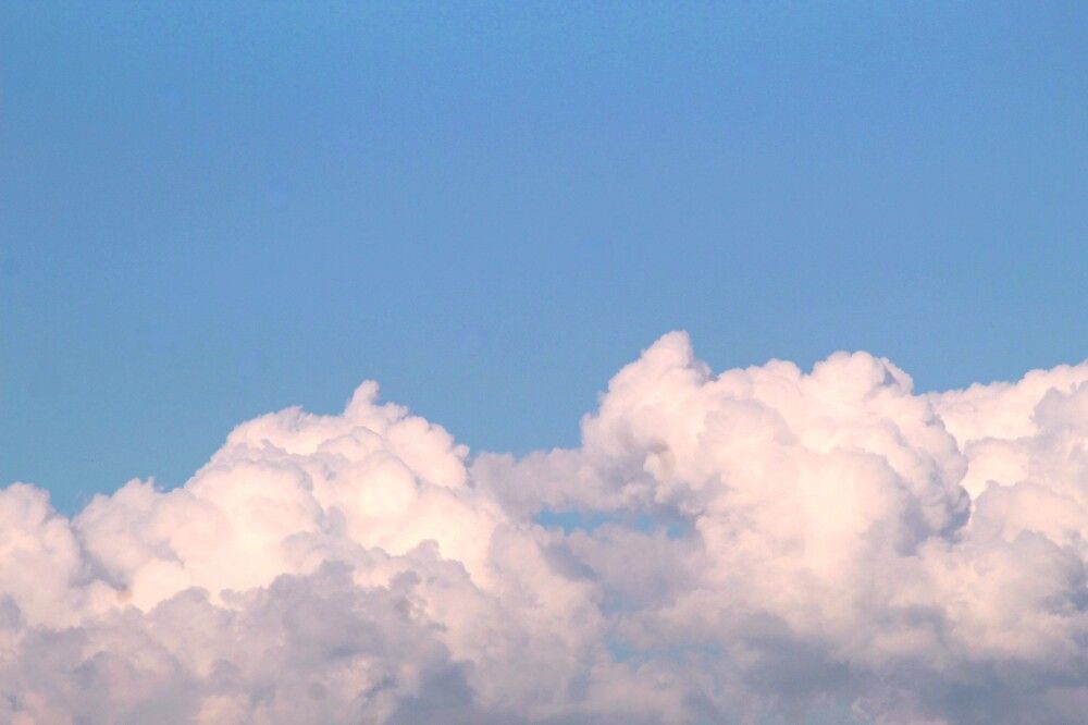 Мужское лицо в облаках