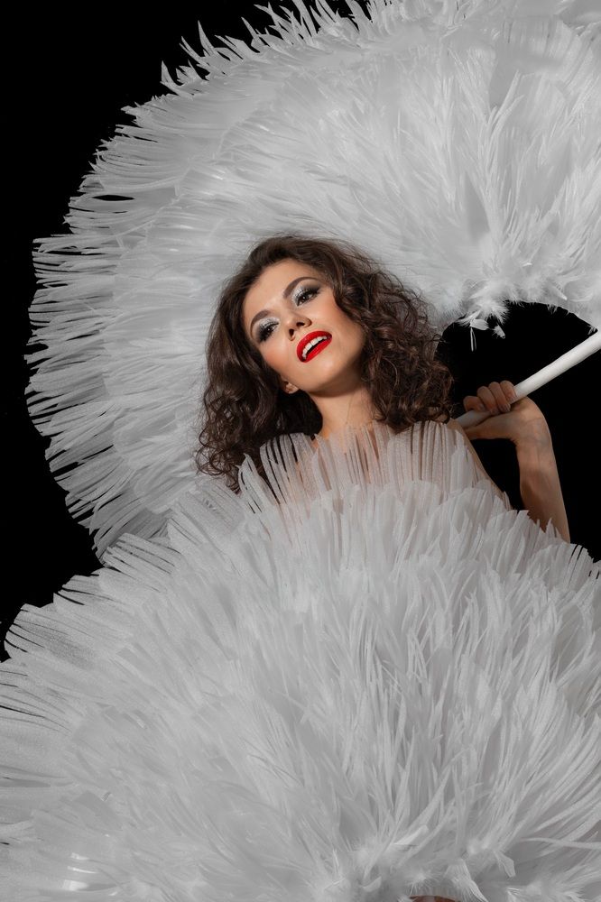 С веером веселей