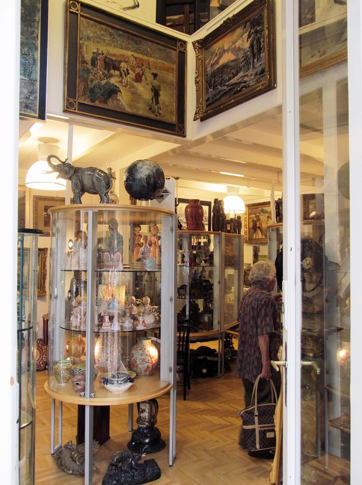 в арт-галерее