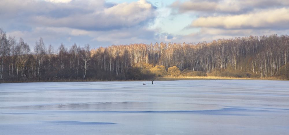 Озеро с рыбаками