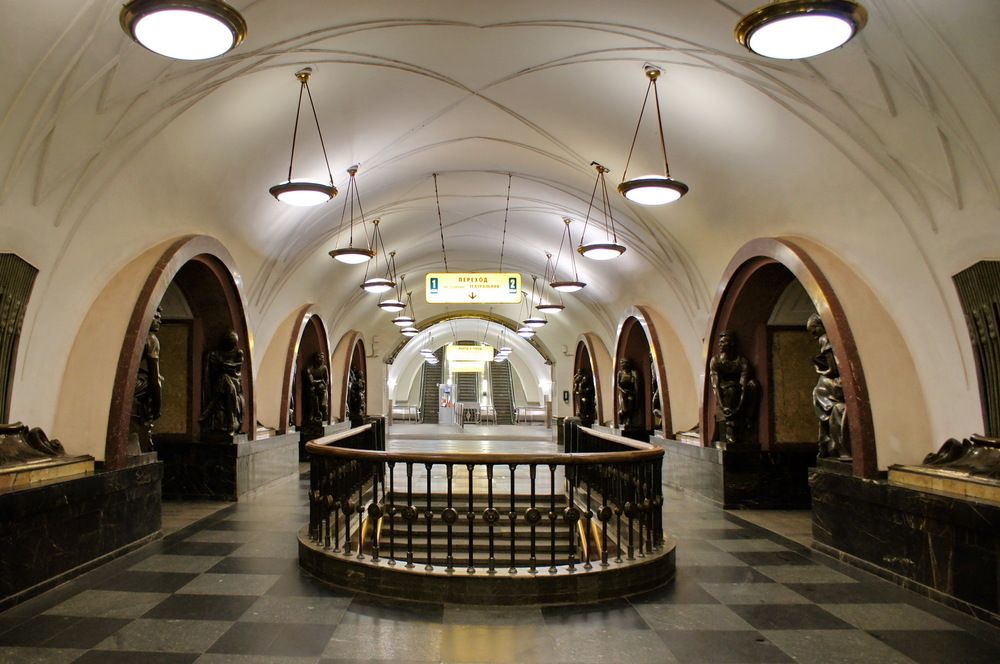 Станция метро «Площадь Революции»