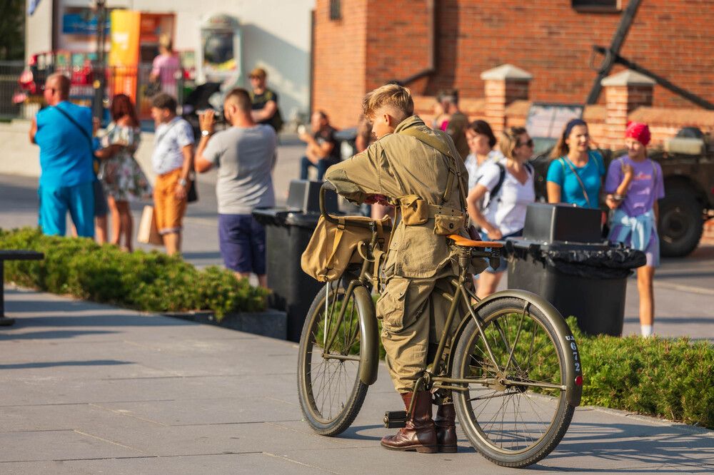 Młodzy żołnierz na rowerze.