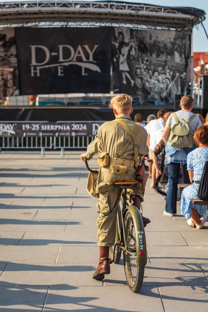 Młody żołnierz na rowerze