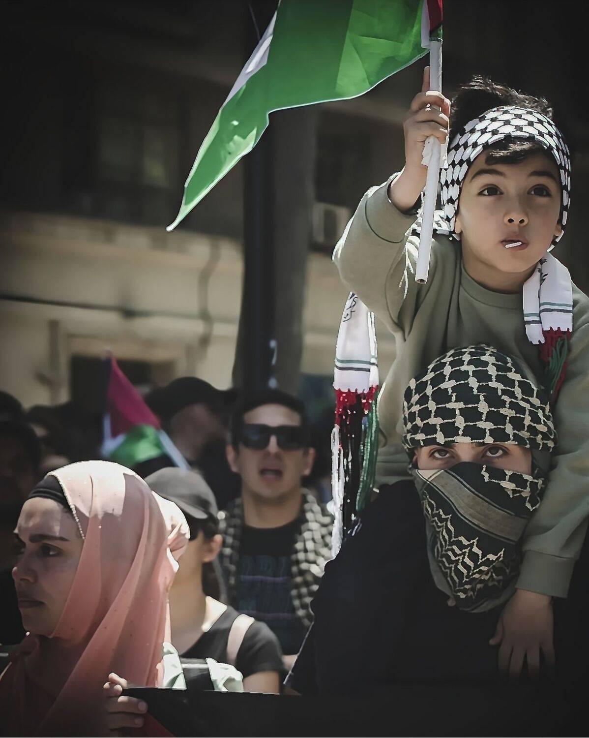 Un niño y una bandera