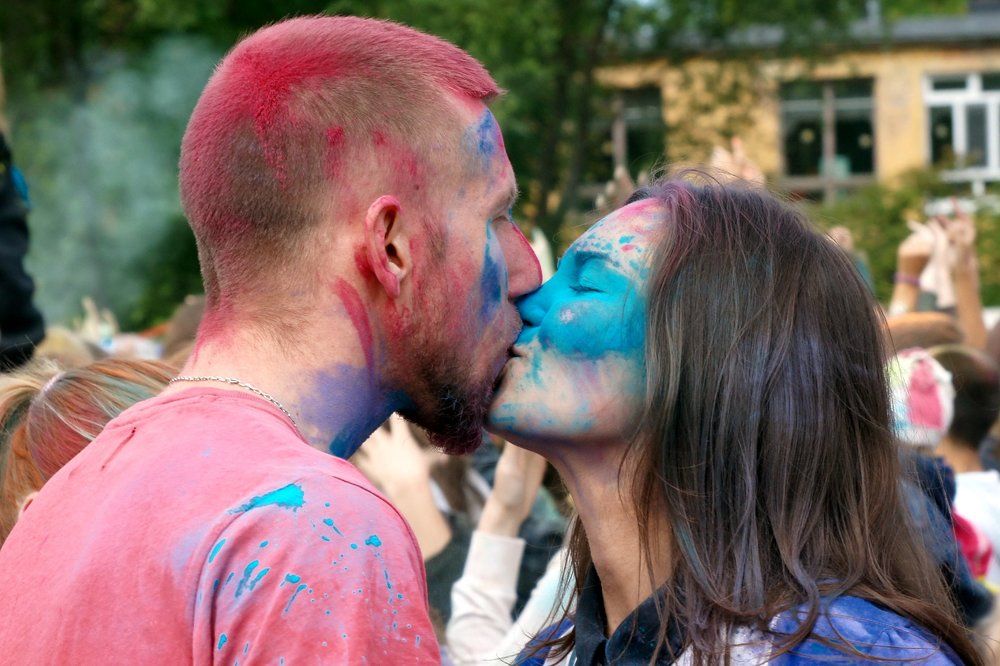 поцелуй Холи