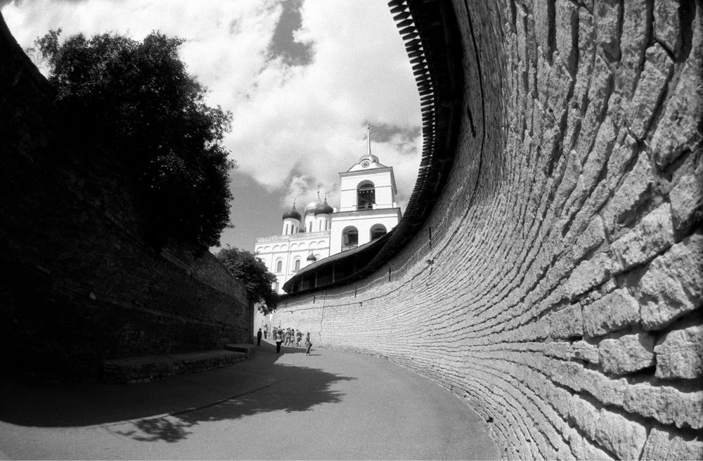 Вдоль крепостной стены...