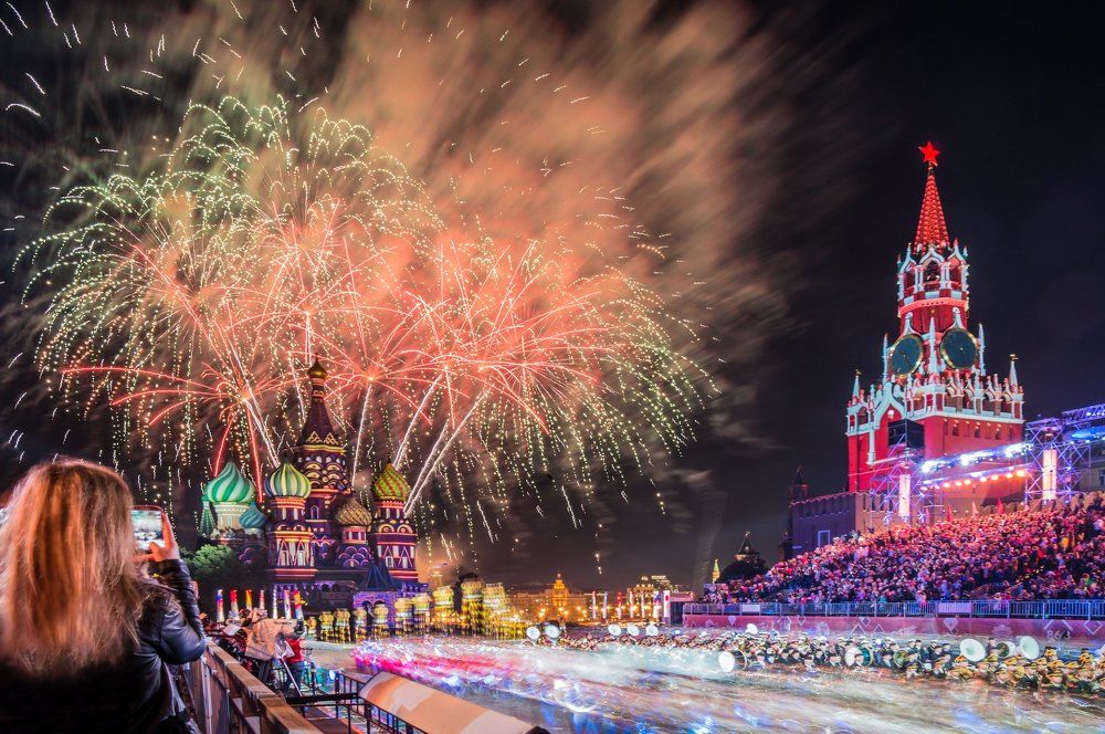 САЛЮТ, МОСКВА!