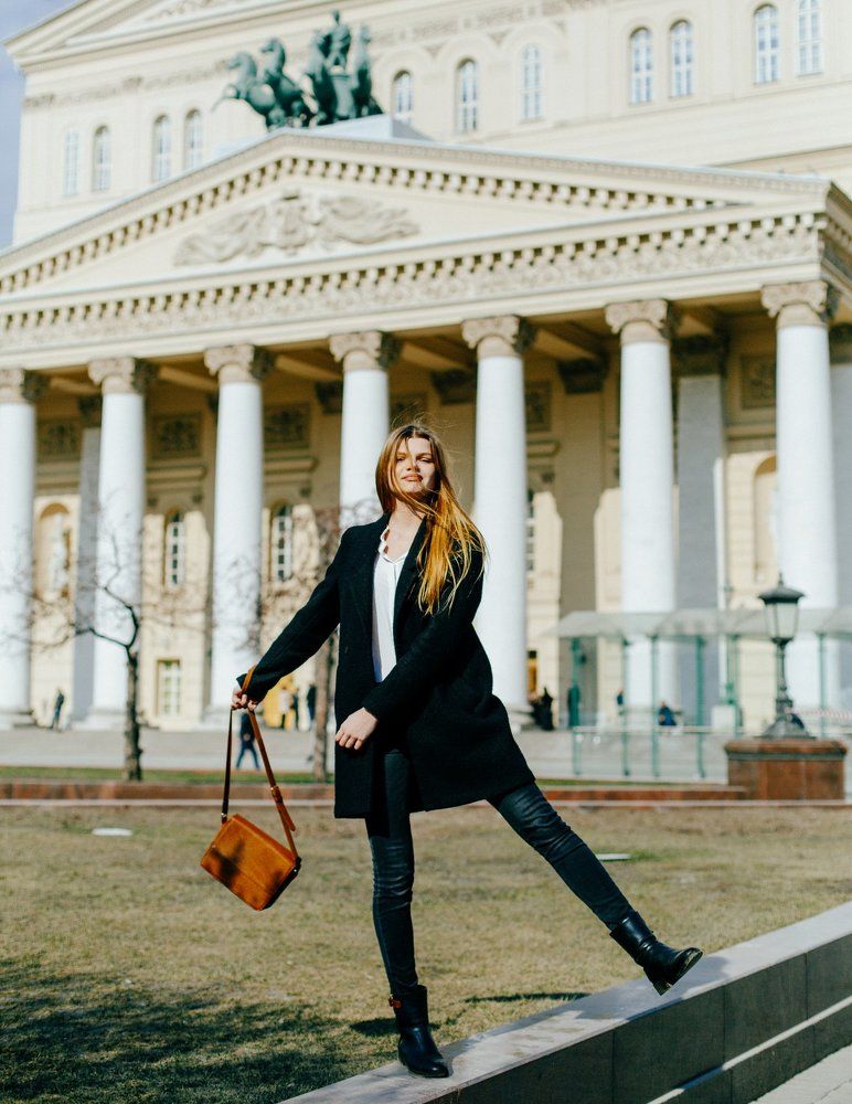 Олеся на фоне Большого