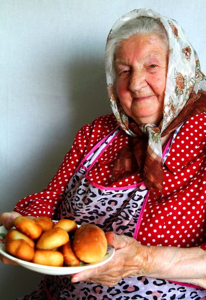 Babushka v 88 let so svoimi pirozkami.