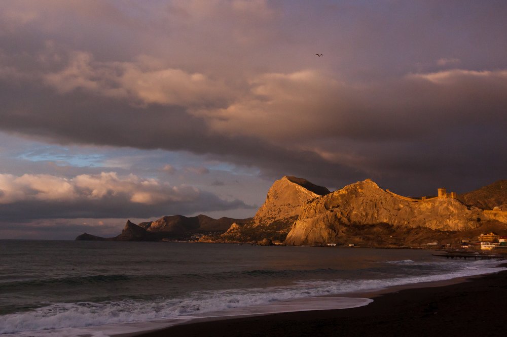 Генуэзская крепость в лучах восходящего Солнца