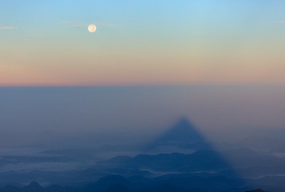 Полнолуние над пиком Адама