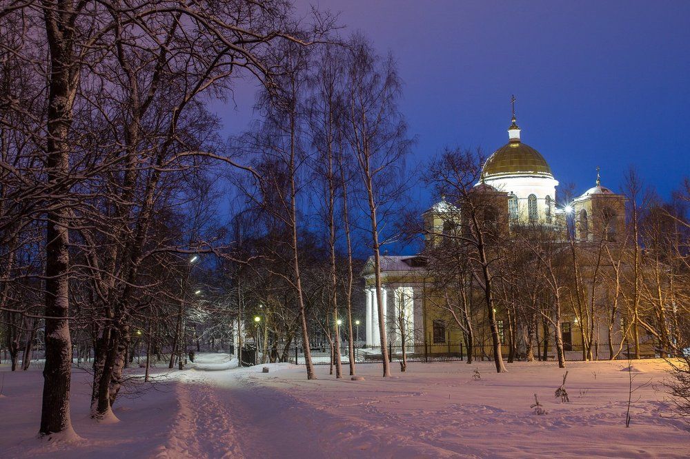 Вечером мимо храма