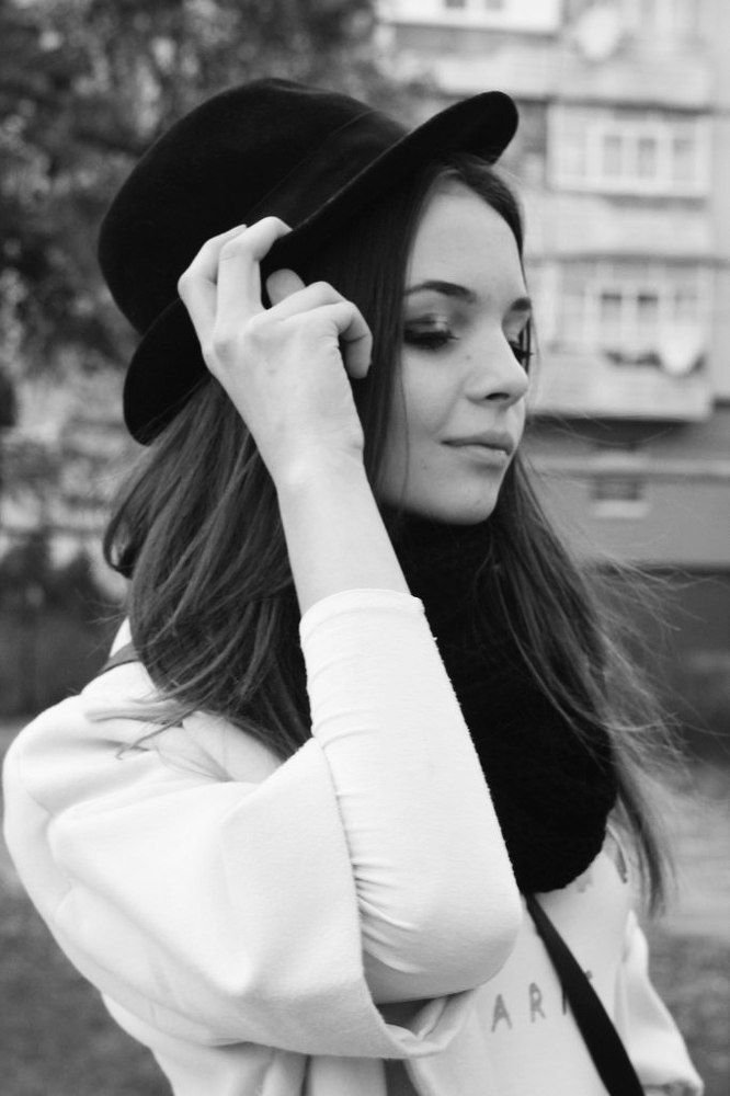 Девушка в шляпе. Чёрно-белая версия