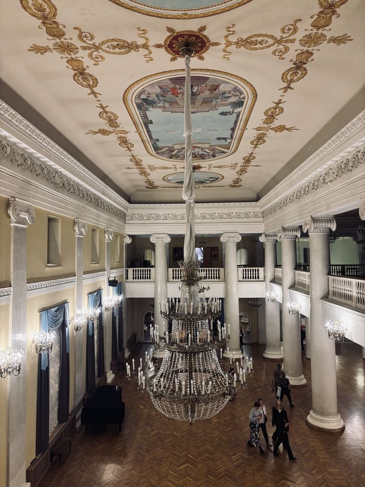 В театре