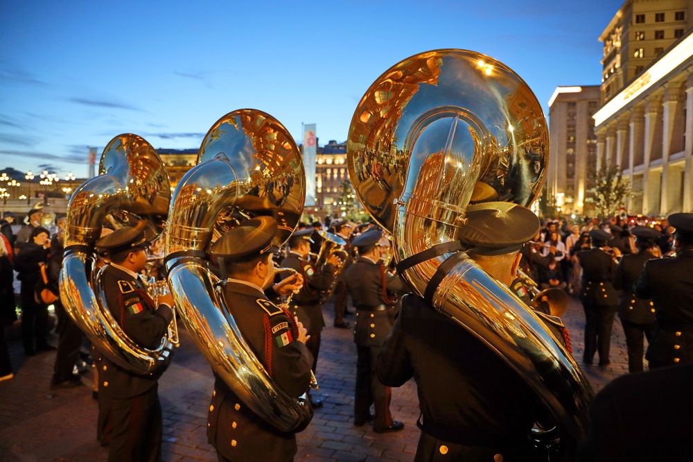 Москва, парад оркестров на Охотном Ряду.