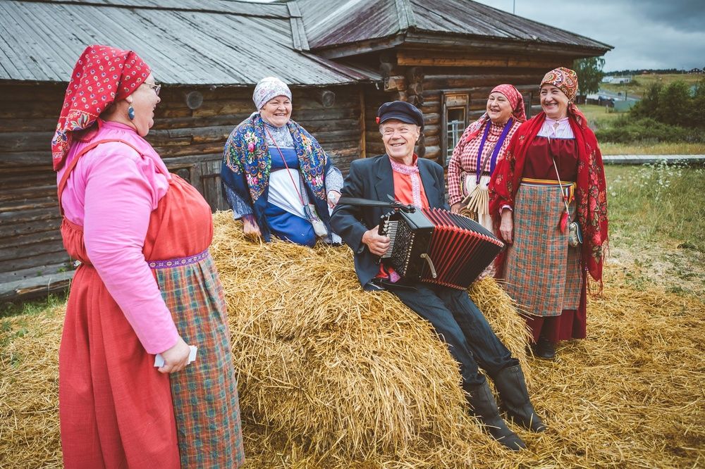 А не спеть ли нам песню