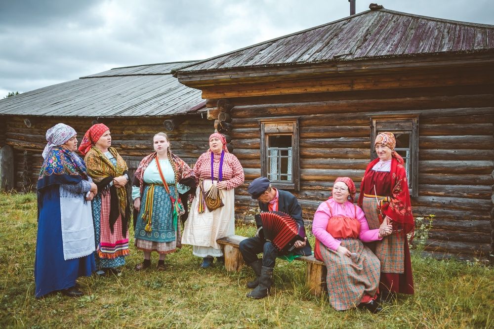 А не спеть ли нам песню