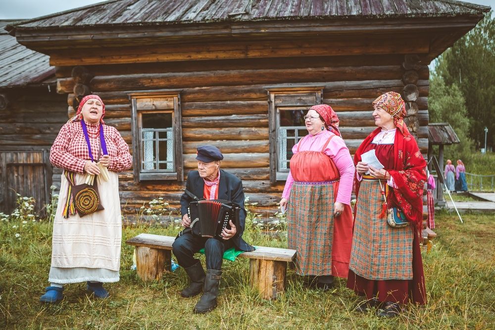 А не спеть ли нам песню