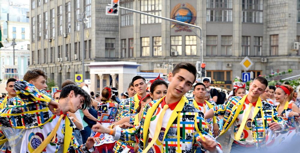 Танцевальное шоу на Тверской