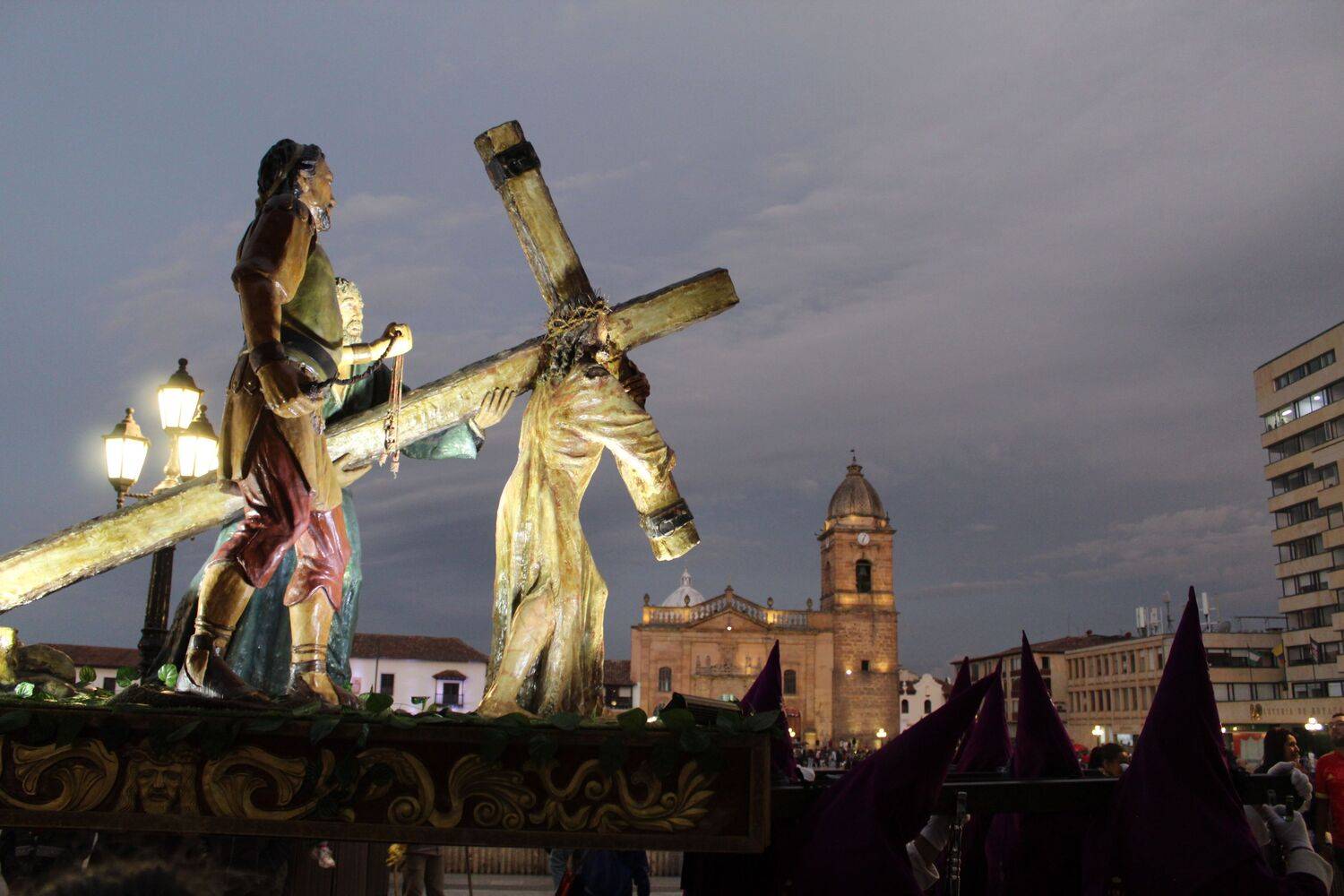 Procesión de Jesucristo con la cruz acuestas, el día jueves santo Procesión de Jesucristo con la cruz acuestas, el día jueves santo