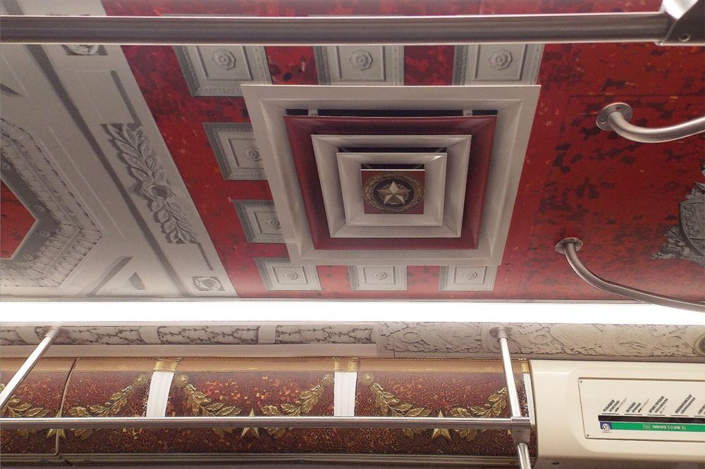 Урaшение  вaгонa   в метро  Сaнкт-Петербургa