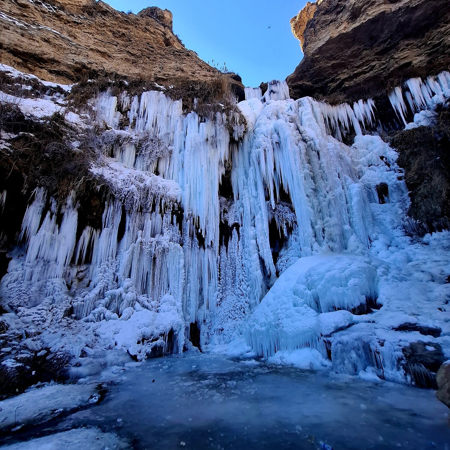 Khorkhora waterfall is a beautiful manifestation of the frozen nature of Selmas city