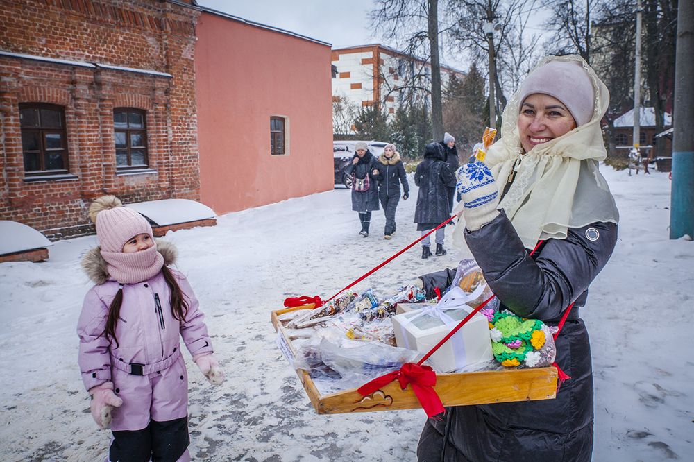 Налетай, покупай, петушки медовые!
