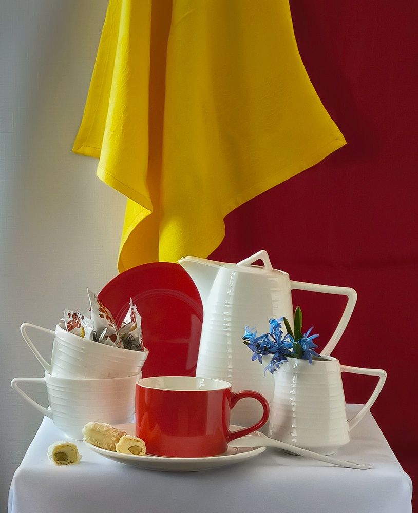 Натюрморт с красной чашкой