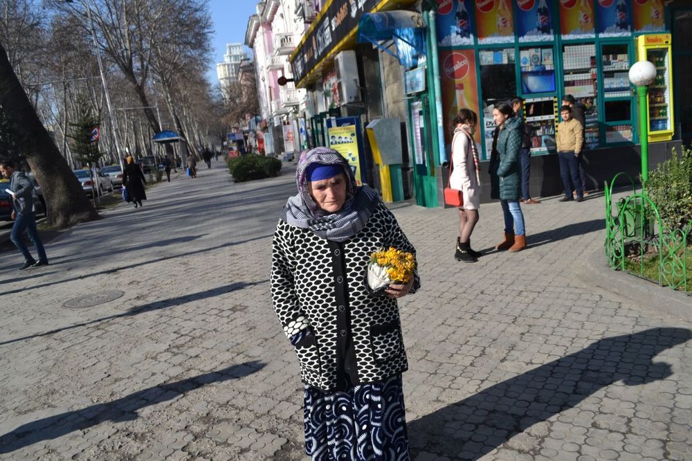 Продавщица весенних цветов