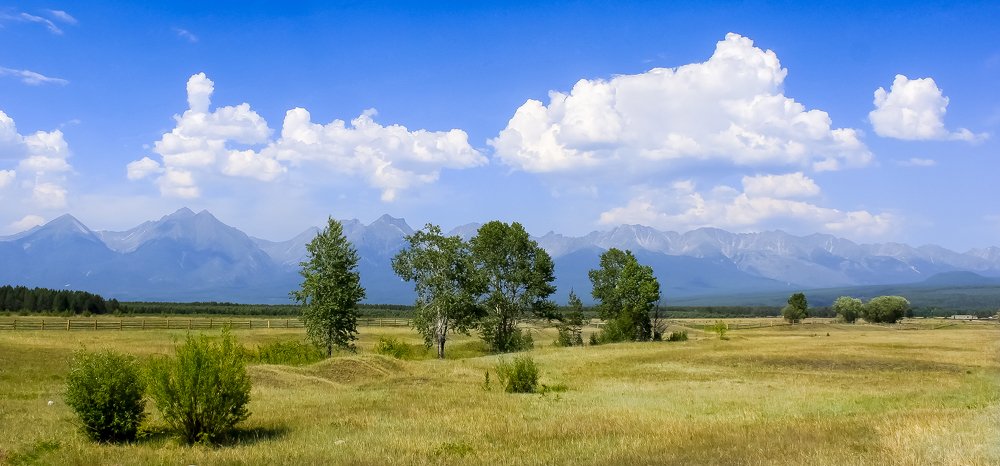 Тункинская долина у подножия Восточных Саян. Прибайкалье.