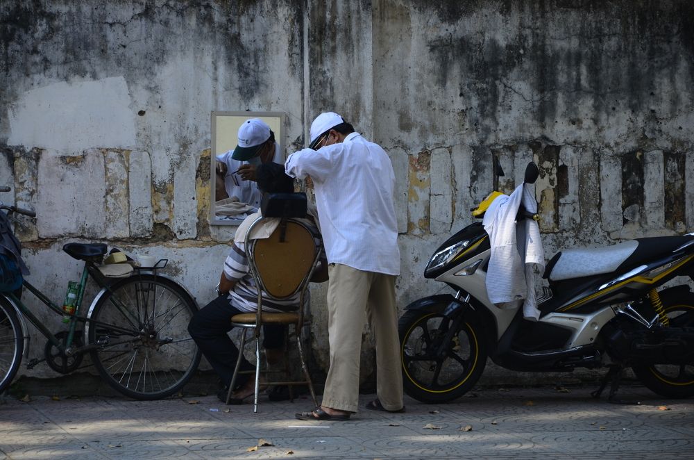 SIDEWALK BARBER