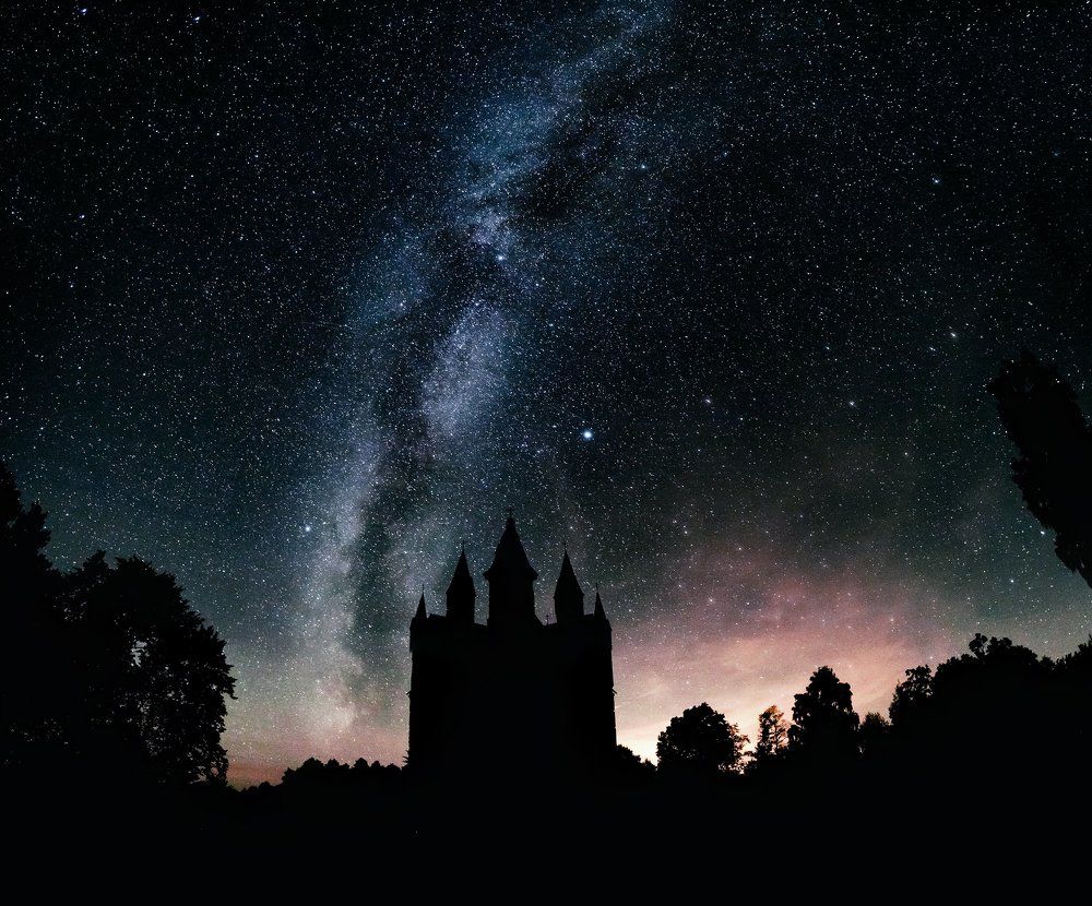 Млечный путь над костелом в Богушевичах, Беларусь