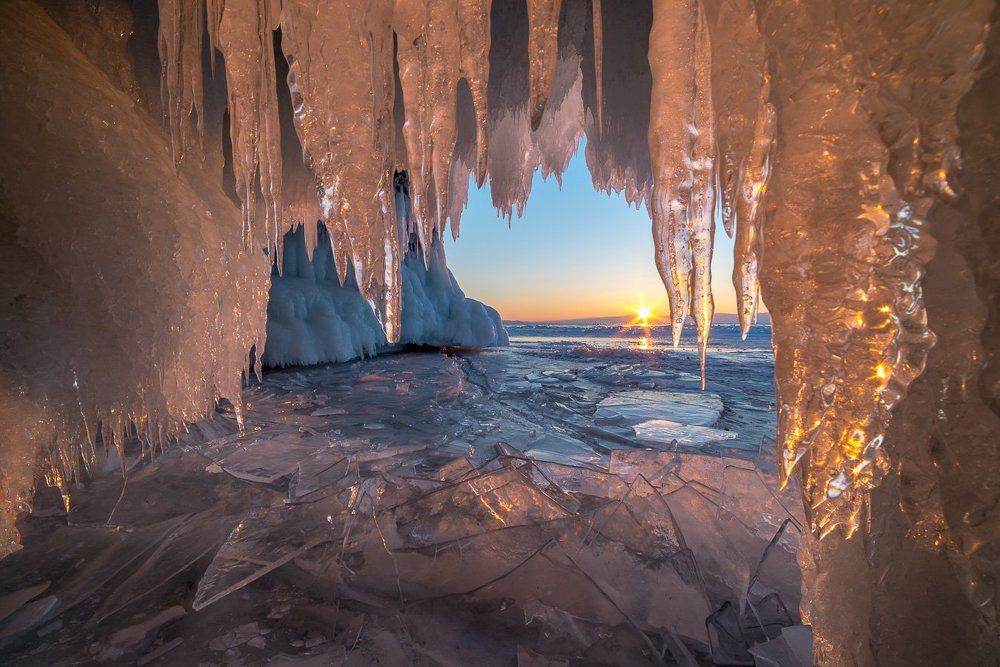 Гроты изо льда и света...