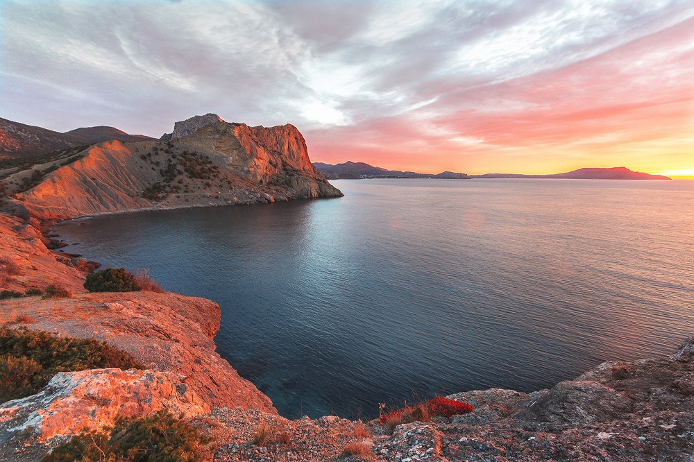 В лучах восходящего солнца.