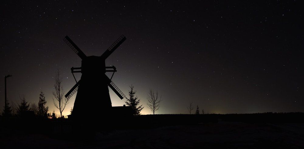 Мельница на фоне звездного неба