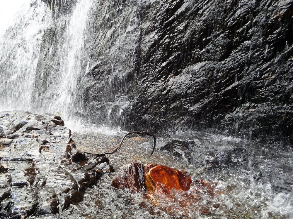 Pedra vermelha na cachoeira / Red stone at fall