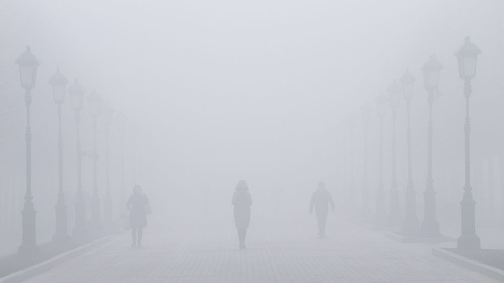 Москва. Туманное утро в Александровском саду.